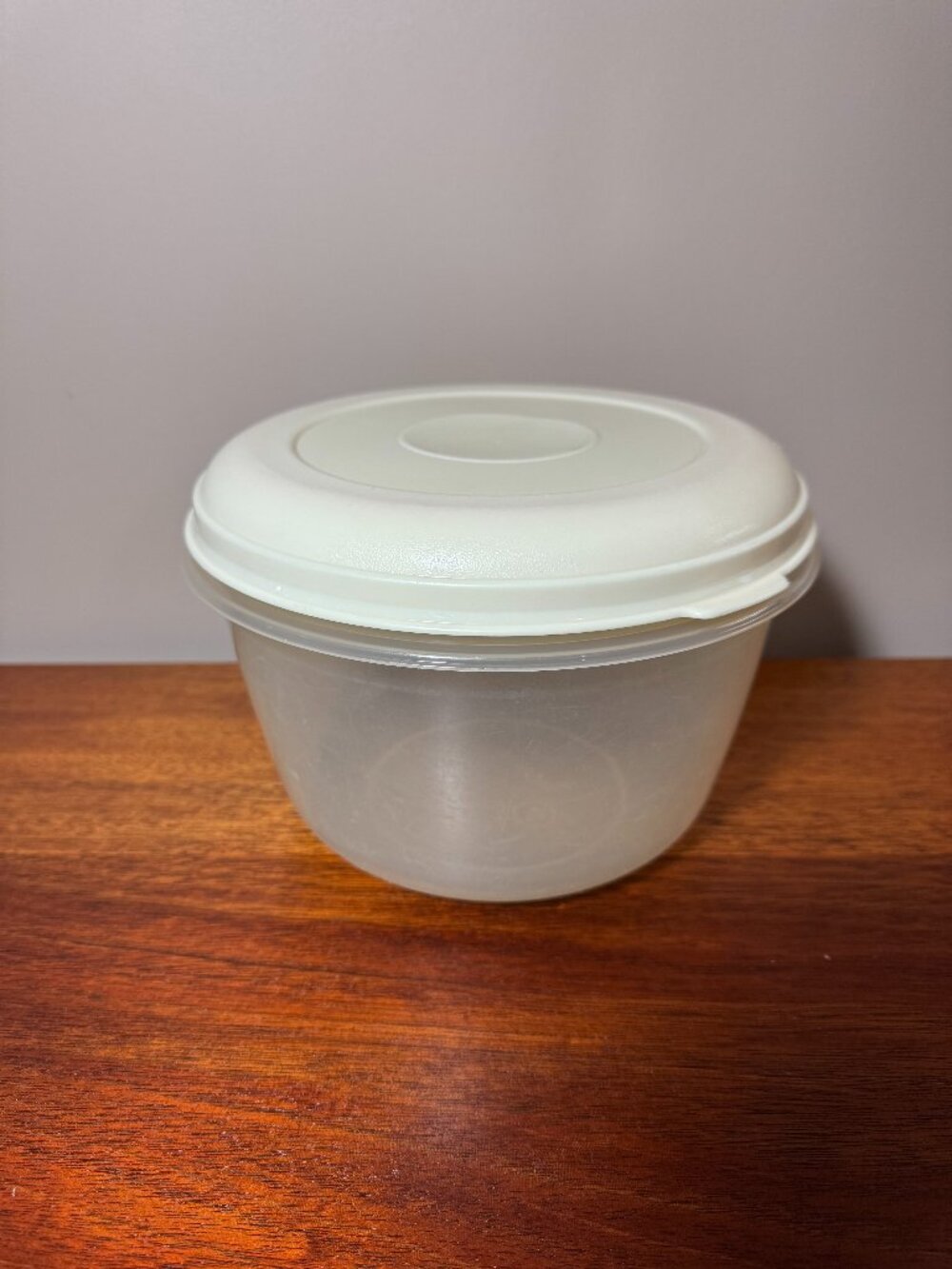 Rubbermaid Servin Saver # 4 12 Cup Round Clear Container Almond With Lid